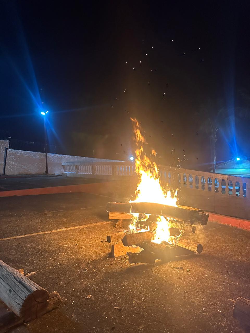 Fogueira nas noites frias da pousada