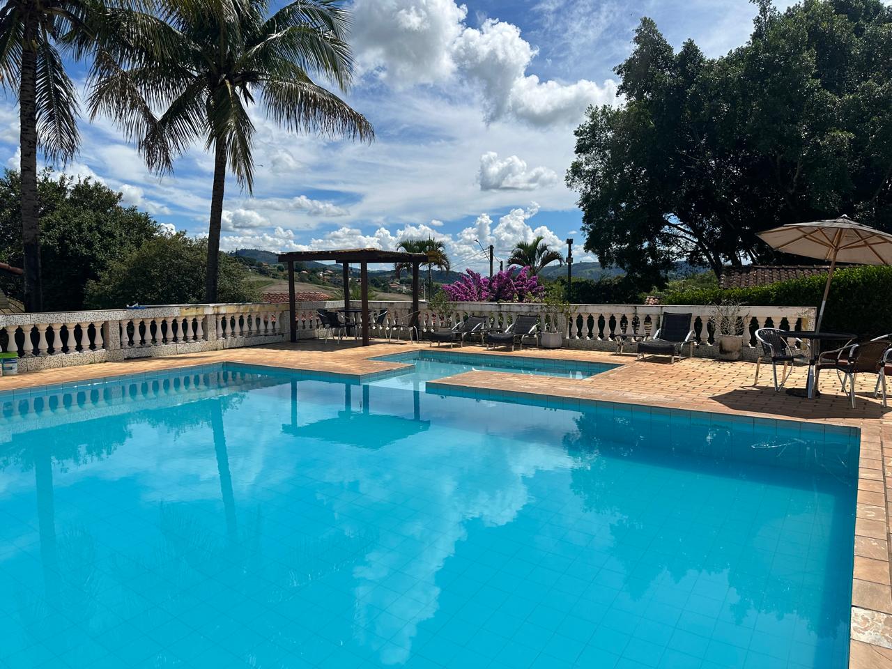 Piscina da Pousada Luz da Lua ao ar livre, cercada pela natureza da Serra da Mantiqueira